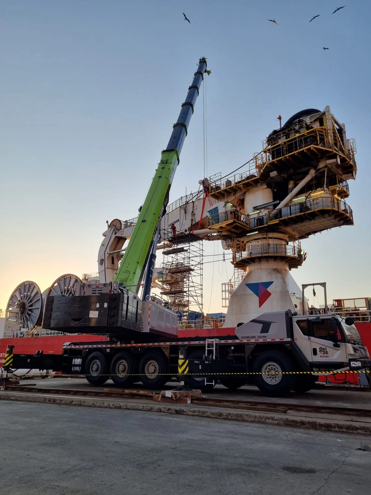 Guindaste 250 TON para locação